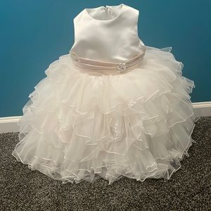 Toddler size 2 dress. Joan Calabrese. Worn twice by my daughter for 3 hours.